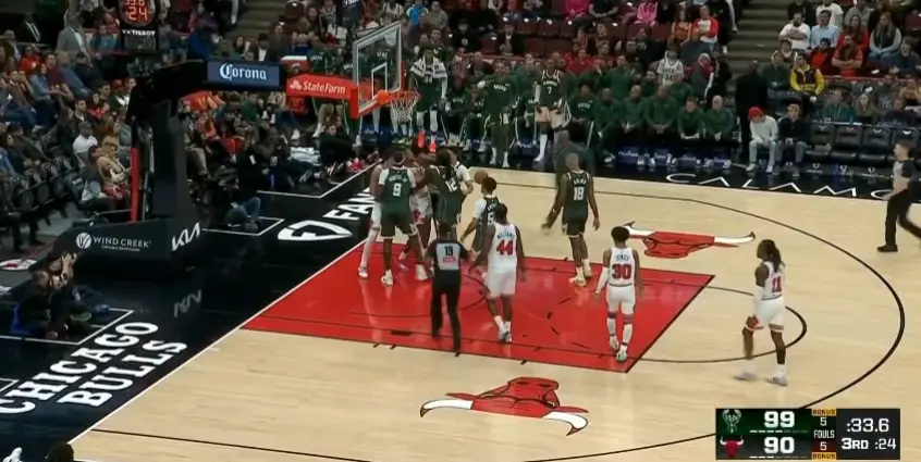 字母哥三节, 坐在替补席 字母哥三节, 坐在替补席